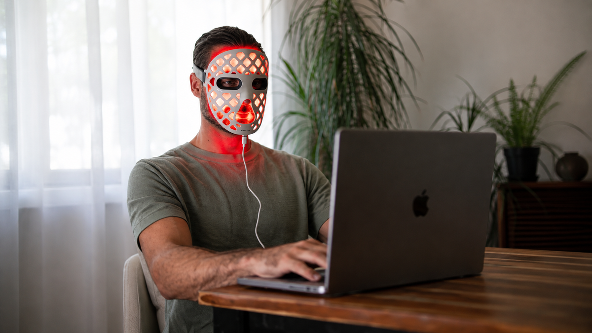 ETERNO LED Face Mask — 4 Wavelengths, Zero Contact
