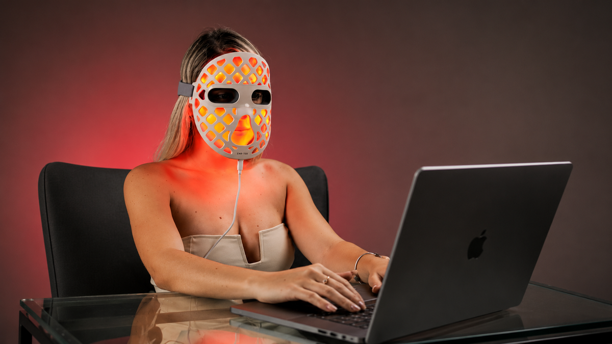 ETERNO LED Face Mask — 4 Wavelengths, Zero Contact
