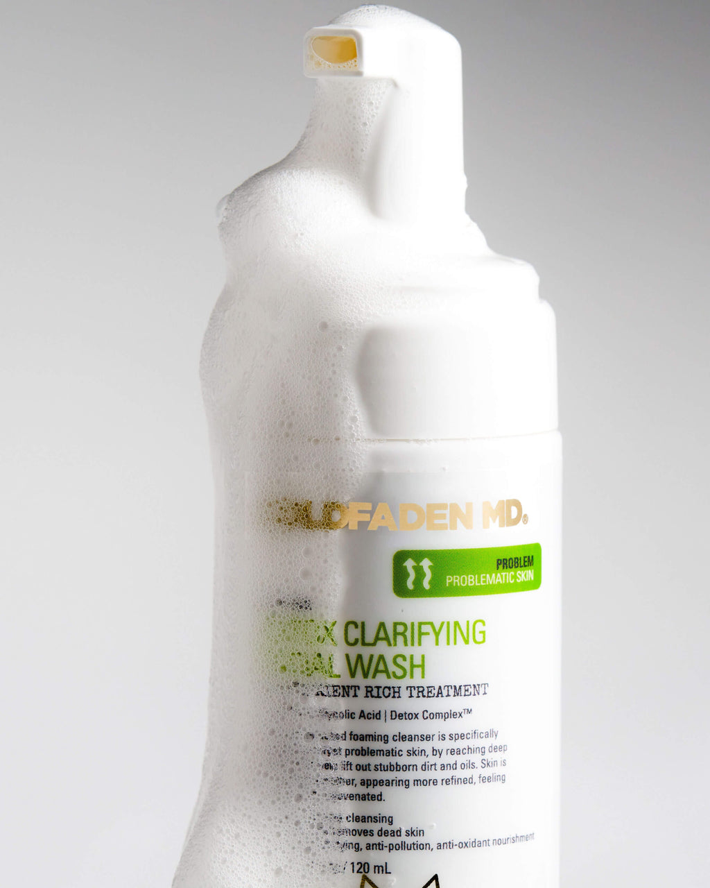 Nettoyant clarifiant détoxifiant pour le visage