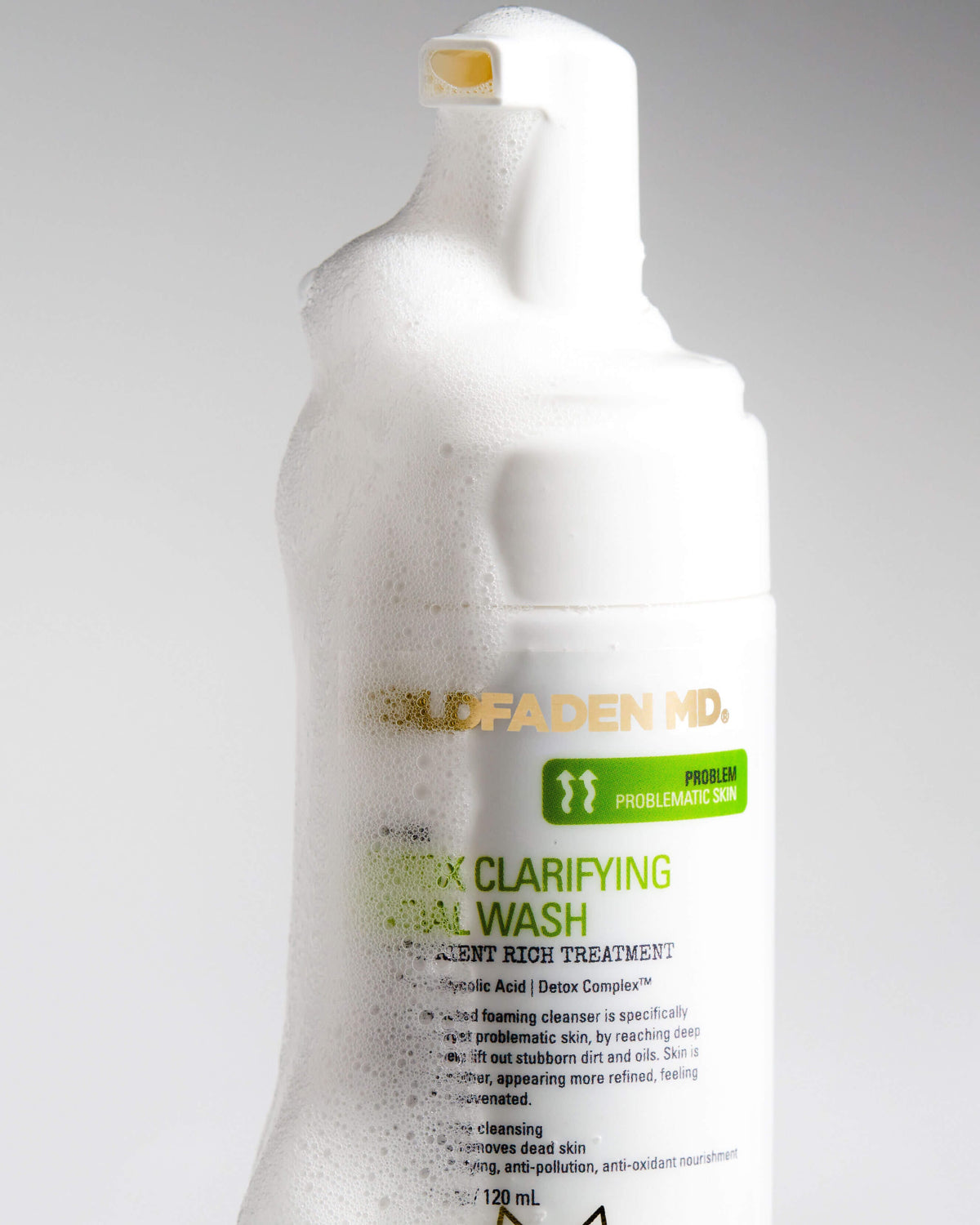 Nettoyant clarifiant détoxifiant pour le visage