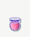 Blush est un fard à joues éclatant et dimensionnel qui illumine le teint.