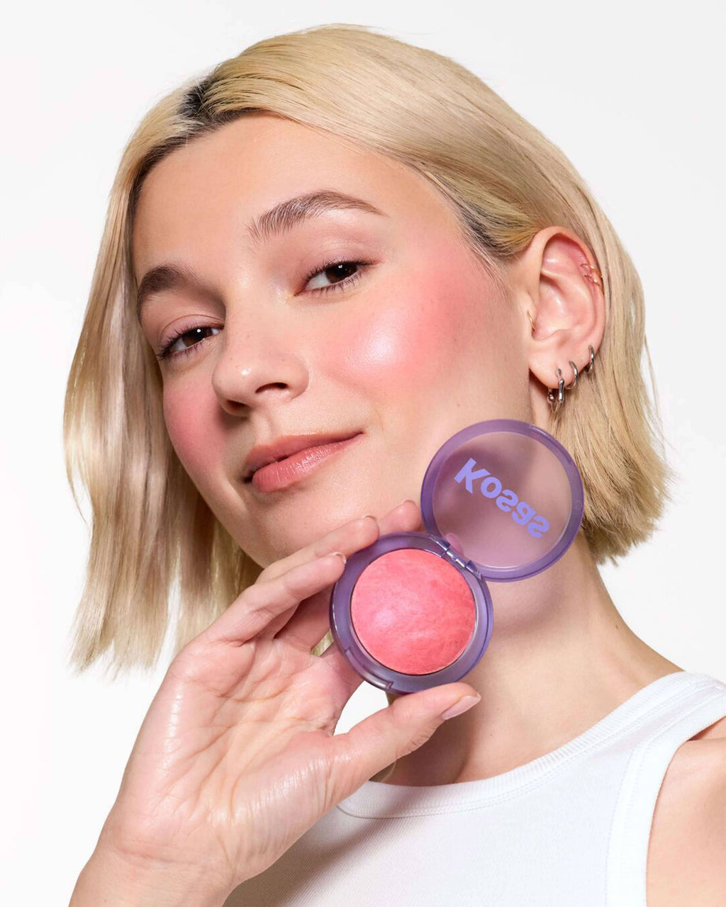 Blush est un fard à joues éclatant et dimensionnel qui illumine le teint.