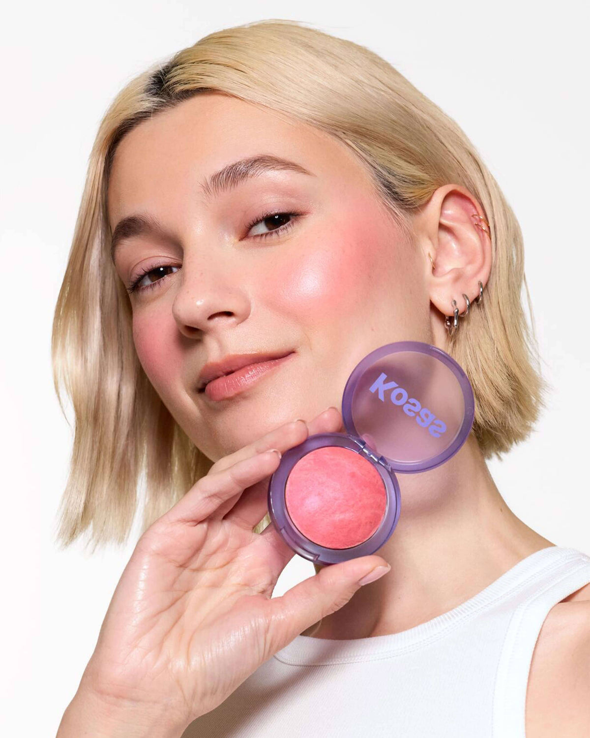 Blush est un fard à joues éclatant et dimensionnel qui illumine le teint.