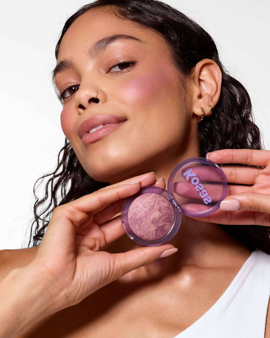 Blush est un fard à joues éclatant et dimensionnel qui illumine le teint.