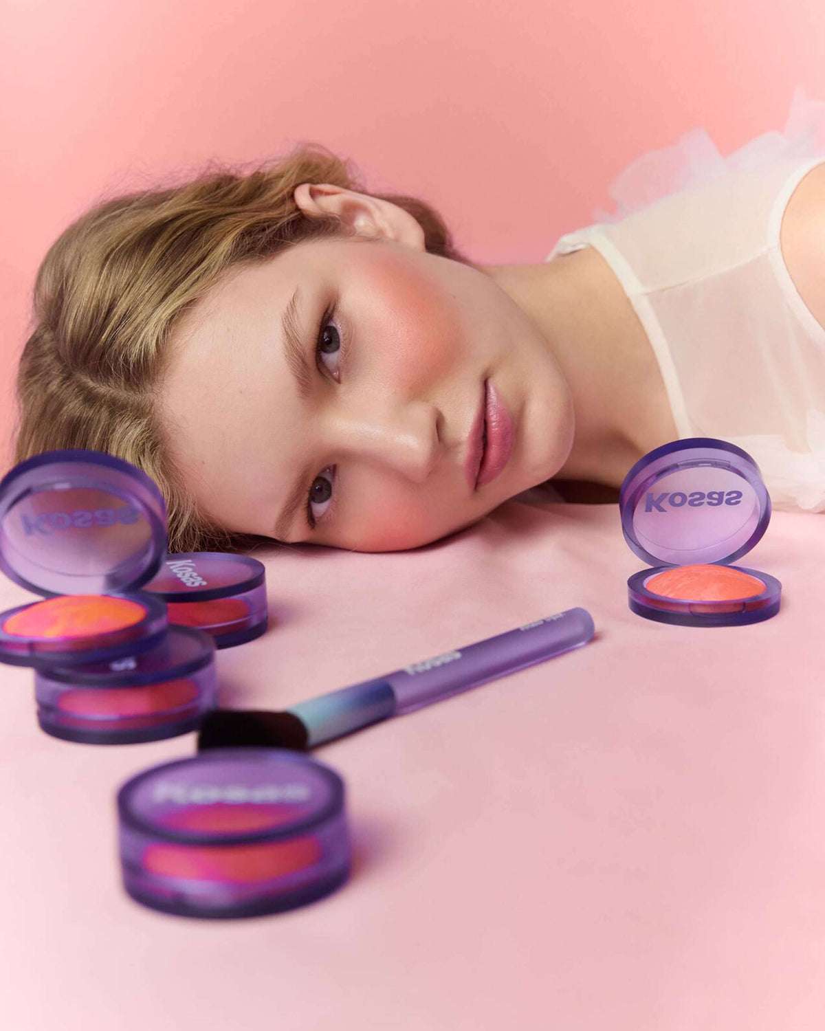 Blush est un fard à joues éclatant et dimensionnel qui illumine le teint.