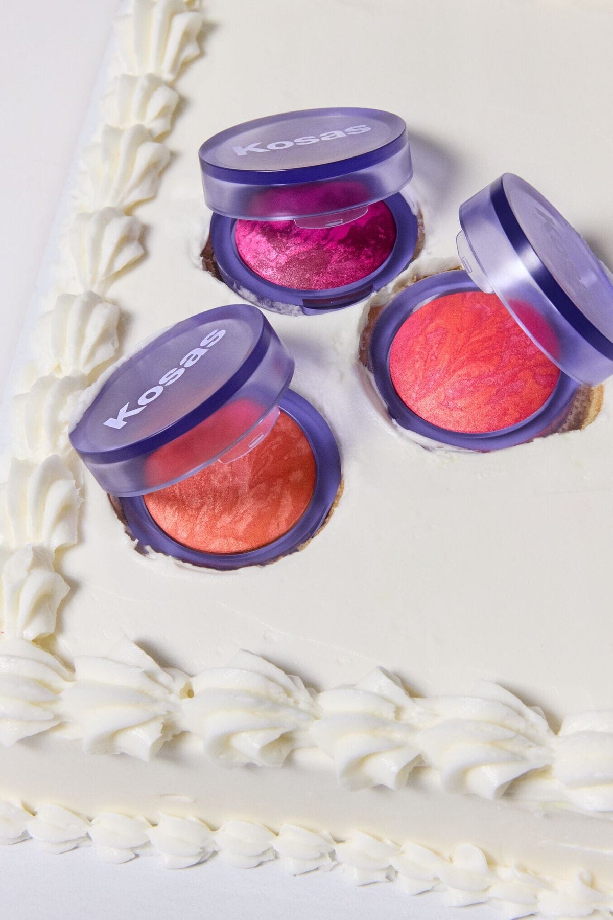 Blush est un fard à joues éclatant et dimensionnel qui illumine le teint.