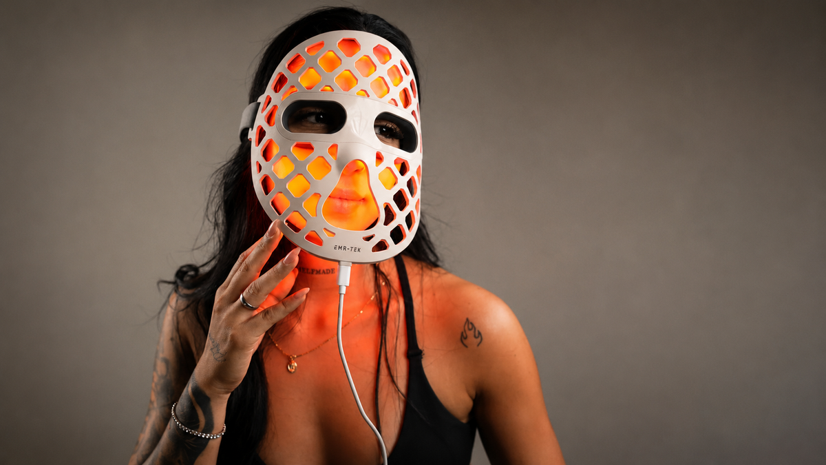 ETERNO LED Face Mask — 4 Wavelengths, Zero Contact